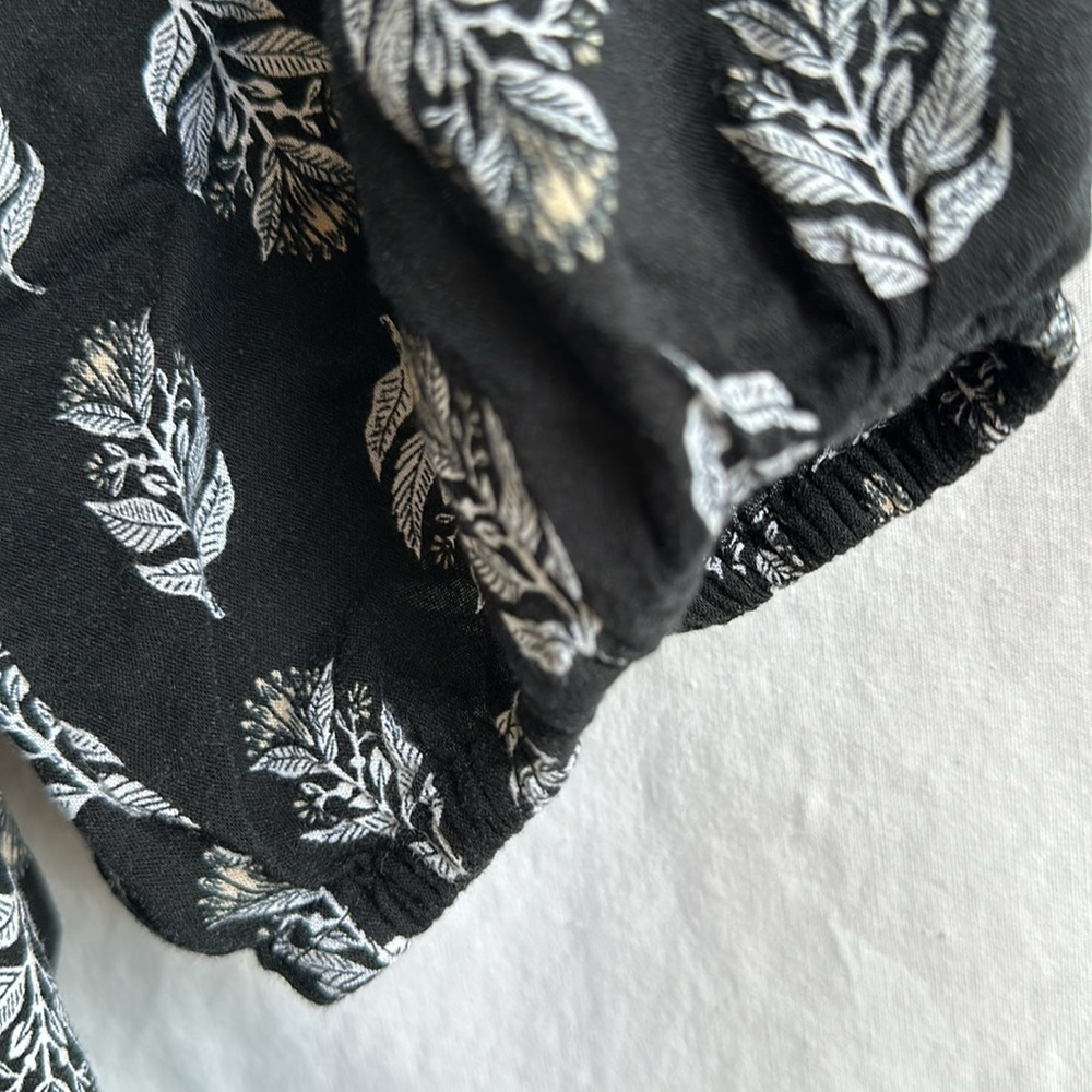 Old Navy black boho crop top with back cutout, size L - Picture 3 of 7